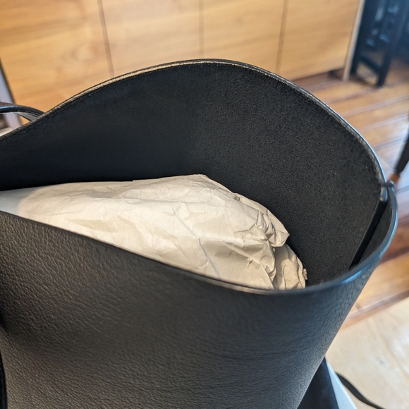 Saint Laurent East/West Black Leather Tote - Picture 3 of 9